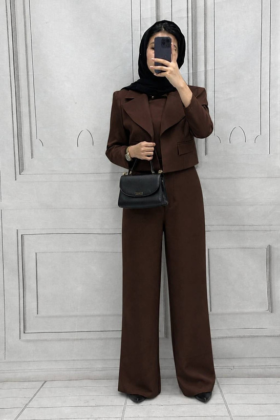 اورال سرهمی به همراه کت مازراتی
